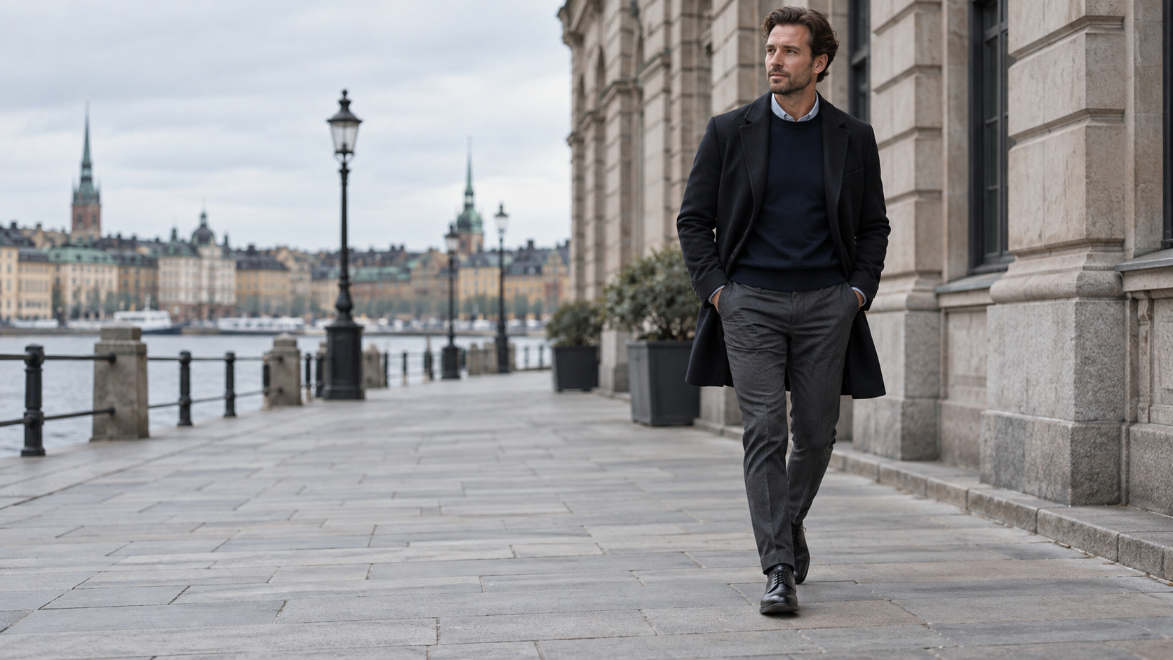 Man i smart casual-kläder går genom en nordisk stadsmiljö med skorna tydligt synliga